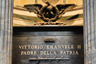 Rzym. Grób Vittorio Emanuele II we wnętrzu Panteonu. - foto: wnieznane.pl