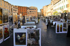Rzym. Sprzedawcy obrazów na Piazza Navona.  - foto: wnieznane.pl