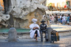 Rzym. Krótka przerwa w pracy... Artyści uliczni na Piazza Navona. - foto: wnieznane.pl