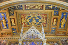 Rzym. Pięknie zdobiony sufit we wnętrzu Bazyliki św. Jana na Lateranie. - foto: wnieznane.pl