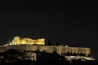 Ateny. Widok z dachu hotelu Ilissos na oświetlony nocą Akropol. - foto: wnieznane.pl