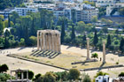 Ateny. Świątynia Zeusa Olimpijskiego, a na pierwszym planie fragment Łuku Hadriana. - foto: wnieznane.pl