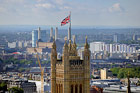 Londyn. Brytyjska flaga na wieży Parlamentu.  - foto: wnieznane.pl