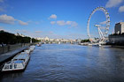 Londyn. Widok z Mostu Westminsterskiego na miasto.  Z prawej London Eye. - foto: wnieznane.pl