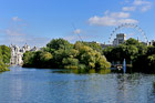 Londyn. St. James's Park. Widok na pałac i London Eye.  - foto: wnieznane.pl