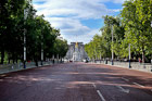 Londyn. Aleja The Mall - widok na Queen Victoria Memorial i Pałac Buckingham.  - foto: wnieznane.pl