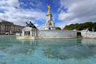Londyn. Fontanna i pomnik Queen Victoria Memorial. Z lewej Pałac Buckingham. - foto: wnieznane.pl