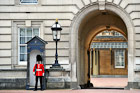 Londyn. Straż królewska na dziedzińcu Buckingham Palace. - foto: wnieznane.pl