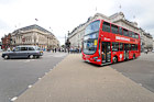 Londyn. Piętrowy autobus na Piccadilly Circus.  - foto: wnieznane.pl