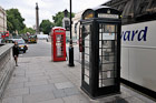 Londyn. Charakterystyczna czerwona budka telefoniczna i... czarna budka.  - foto: wnieznane.pl