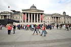 Londyn. Galeria Narodowa, która ogranicza Trafalgar Square.  - foto: wnieznane.pl