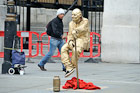 Londyn. Uliczny performer na Trafalgar Square.  - foto: wnieznane.pl