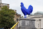 Londyn. Niebieski kogut - czasowa wystawa na jednym z postumentów na Trafalgar Square.  - foto: wnieznane.pl