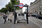 Londyn. Wejście do metra na Trafalgar Square.  - foto: wnieznane.pl