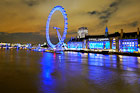 Londyn nocą. London Eye i okoliczne budynki, światła odbite w wodach Tamizy. - foto: wnieznane.pl
