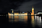 Londyn. Oświetlony budynek Parlamentu i Big Ben widziane z drugiego brzegu Tamizy. - foto: wnieznane.pl