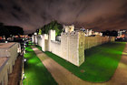Londyn. Oświetlona Tower of London. - foto: wnieznane.pl