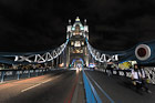 Londyn. Tower Bridge po zachodzie słońca. - foto: wnieznane.pl