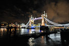 Londyn. Tower Bridge i światła odbite w Tamizie. - foto: wnieznane.pl