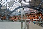 Londyn. Wspaniałe wnętrze hali dworca kolejowego St Pancras.  - foto: wnieznane.pl