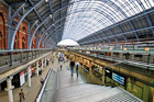 Londyn. Wspaniałe wnętrze hali dworca kolejowego St Pancras.  - foto: wnieznane.pl