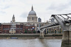 Londyn. Widok na Millenium Bridge i Katedrę św. Pawła.  - foto: wnieznane.pl