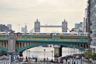 Londyn. Widok na zielony Southwark Bridge i Tower Bridge. - foto: wnieznane.pl
