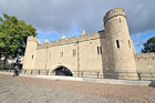 Londyn. Jasne mury Tower of London. - foto: wnieznane.pl