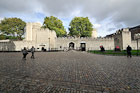 Londyn. Jasne mury Tower of London. - foto: wnieznane.pl