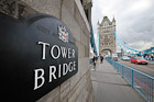 Londyn. Tower Bridge - tablica prezentująca nazwę mostu. - foto: wnieznane.pl