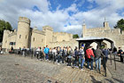 Londyn. Wejście na teren Tower of London. - foto: wnieznane.pl