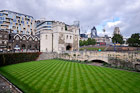 Londyn. Zielona trawa na terenie Tower of London.  - foto: wnieznane.pl