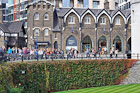 Londyn. Turyści zmierzający do Tower of London. W tle oficjalny sklep przy fortecy. - foto: wnieznane.pl