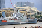 Londyn. Krążownik HMS Belfast doskonale komponuje się z nowoczesnymi londyńskimi biurowcami. - foto: wnieznane.pl