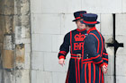 Londyn. Yeomen Warders - strażnicy Tower of London. - foto: wnieznane.pl