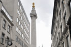 Londyn. The Monument w otoczeniu biurowców.  - foto: wnieznane.pl