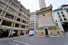 Londyn. The Monument, a obok nowoczesne biurowce. - foto: wnieznane.pl