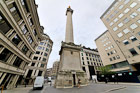 Londyn. The Monument i jego otoczenie.  - foto: wnieznane.pl