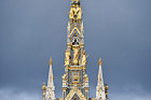 Londyn. Albert Memorial na tle ciemnych chmur - wspaniały pomnik upamiętniający księcia Alberta, stojący na terenie Kensington Gardens. - foto: wnieznane.pl