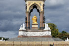 Londyn. Albert Memorial - wspaniały pomnik upamiętniający księcia Alberta, stojący na terenie Kensington Gardens. - foto: wnieznane.pl