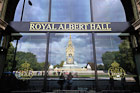 Londyn. Pomnik Albert Memorial odbity w szybie Royal Albert Hall. - foto: wnieznane.pl