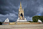 Londyn. Albert Memorial - wspaniały pomnik upamiętniający księcia Alberta, stojący na terenie Kensington Gardens. Za nim czarne chmury zwiastujące deszcz. - foto: wnieznane.pl