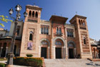 Sewilla. Pasellon Mudejar w Parque de Maria Luisa dziś pełni rolę muzeum sztuki i tradycji Sewilli. - foto: wnieznane.pl