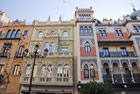 Sewilla. Interesująca architektura budynków przy Av. de la Constitutión. - foto: wnieznane.pl
