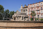 Sewilla. Fontanna nieopodal hotelu Alfonso XIII. - foto: wnieznane.pl