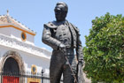 Sewilla. Pomnik słynnego torero, Curro Romero przy Plaza de Toros. - foto: wnieznane.pl