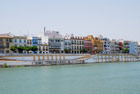 Sewilla. Kolorowa calle Betis na drugim brzegu kanału. - foto: wnieznane.pl