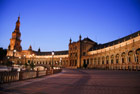 Sewilla. Majestatyczny gmach budynku na Placu Hiszpańskim po zmroku. - foto: wnieznane.pl