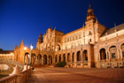 Sewilla. Plac Hiszpański po zmroku zyskuje dodatkowego uroku. - foto: wnieznane.pl