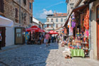 Bośnia i Hercegowina. Mostar. Na turystów czekają kolorowe pamiątki. - foto: wnieznane.pl